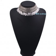 Kovový široký penízkový náhrdelník kolem krku