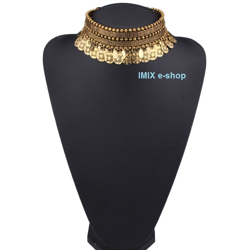 Kovový široký penízkový náhrdelník kolem krku