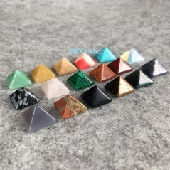 Malá pyramida pro štěstí z broušeného kamene